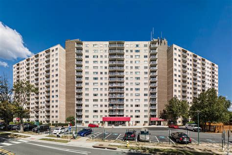 Welcome to this Move in Ready End Unit condo. . 2500 n van dorn st alexandria va 22302